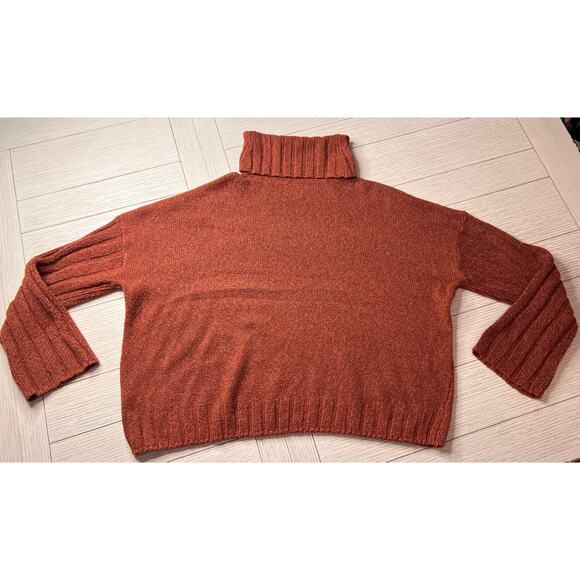 So ladies cropped boxy turtleneck poly sweater w/‎ flare sleeves. Rust, cream XL - Picture 7 of 9